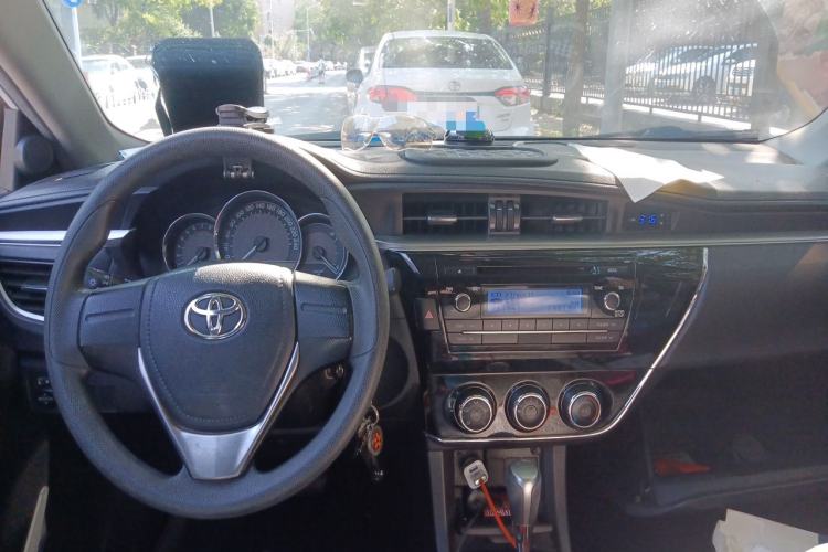 Used Toyota Corolla 2014 1.6L CVT GL Center Console