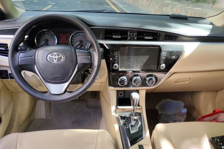 Used Toyota Corolla 2014 1.6L CVT GL-i Center Console