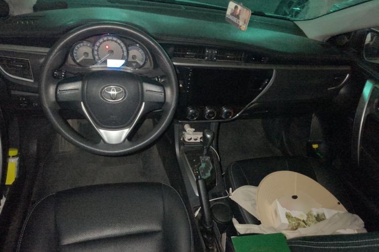 Used Toyota Corolla 2014 1.6L CVT GL Center Console
