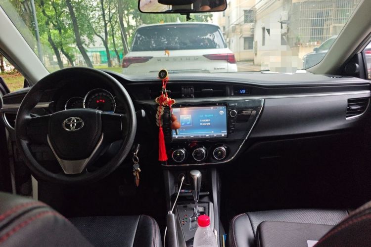 Used Toyota Corolla 2014 1.6L CVT GL Center Console