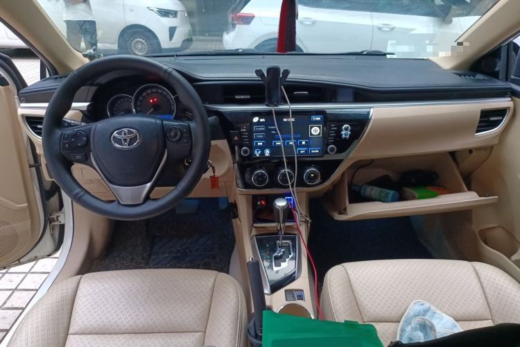 Used Toyota Corolla 2014 1.6L CVT GL Center Console