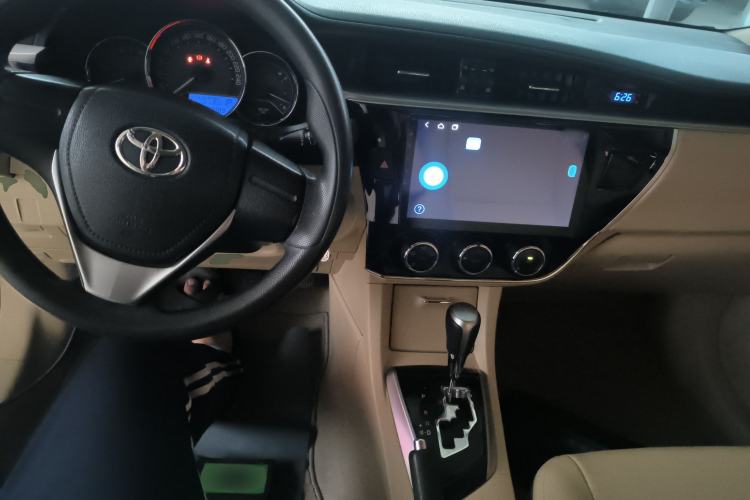 Used Toyota Corolla 2014 1.6L CVT GL Center Console