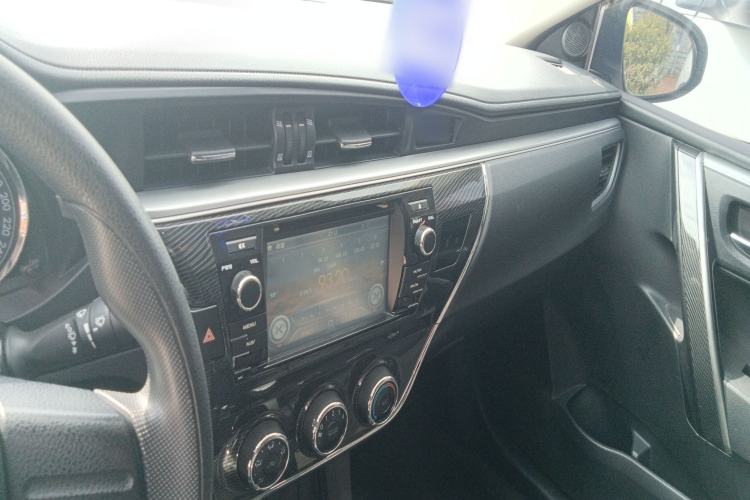 Used Toyota Corolla 2014 1.6L CVT GL-i Center Console