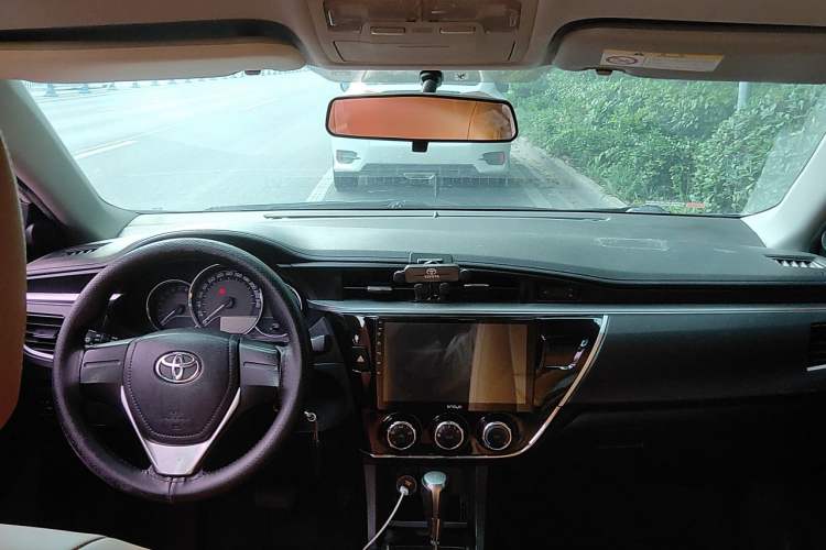 Used Toyota Corolla 2014 1.6L CVT GL Center Console