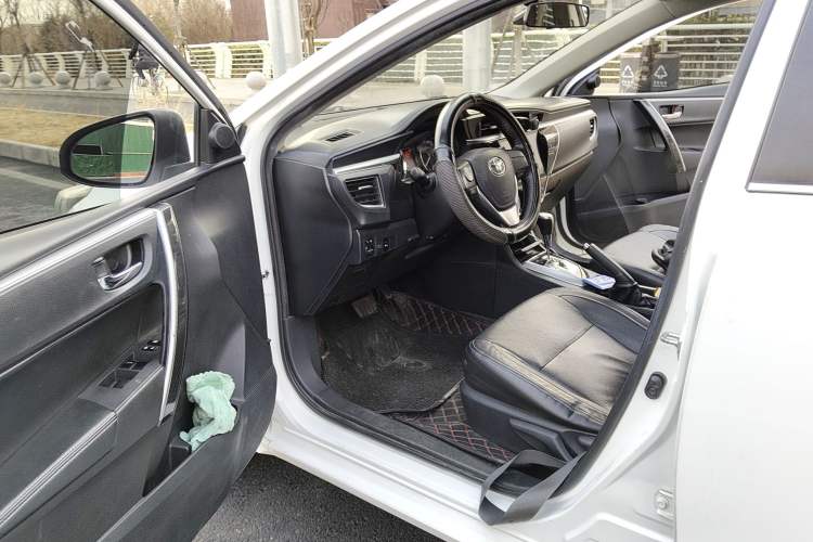 Used Toyota Corolla 2014 1.6L CVT GL-i Leather Edition Driver Seat