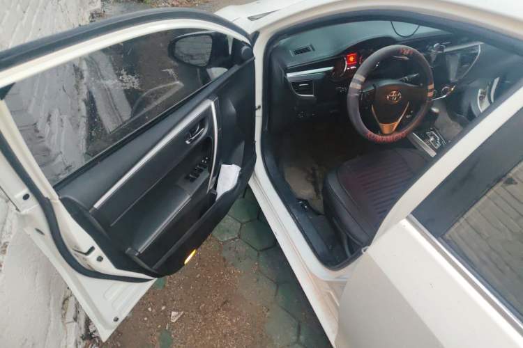Used Toyota Corolla 2014 1.6L CVT GL-i Leather Edition Driver Seat