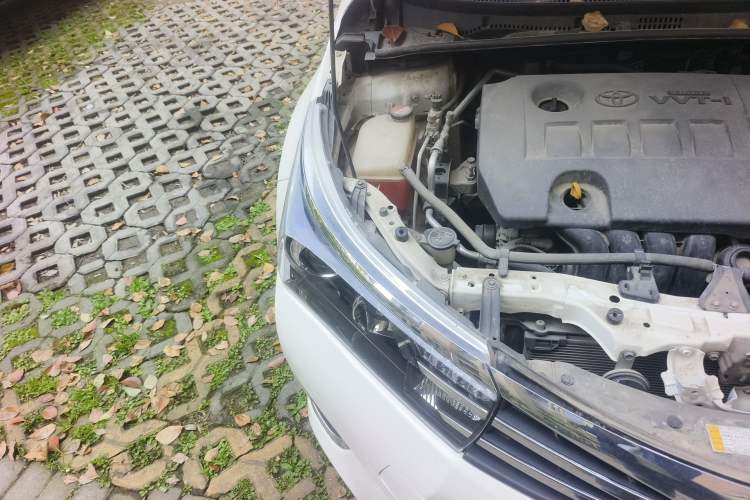 Used Toyota Corolla 2014 1.8L CVT GLX-i Engine Bay Right