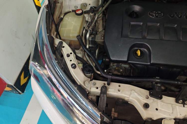 Used Toyota Corolla 2014 1.6L CVT GL-i Engine Bay Right