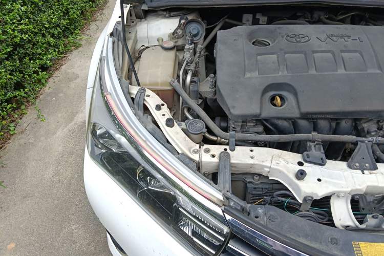 Used Toyota Corolla 2014 1.6L CVT GL Engine Bay Right
