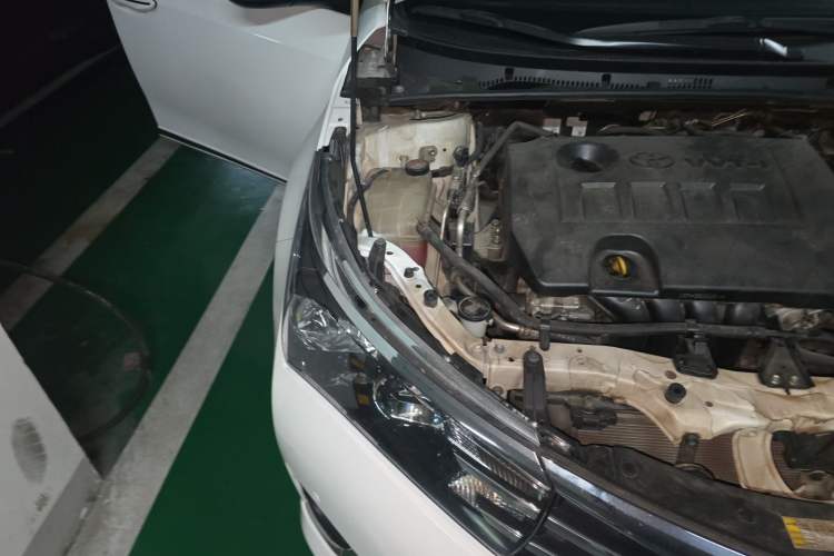 Used Toyota Corolla 2014 1.6L CVT GL-i Engine Bay Right
