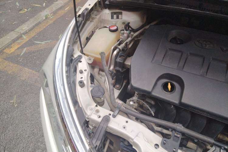 Used Toyota Corolla 2014 1.6L CVT GL-i Engine Bay Right