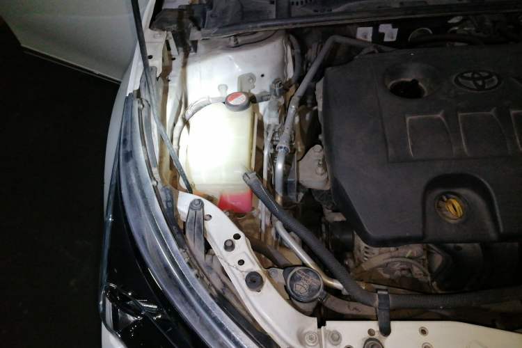 Used Toyota Corolla 2014 1.6L CVT GL-i Engine Bay Right
