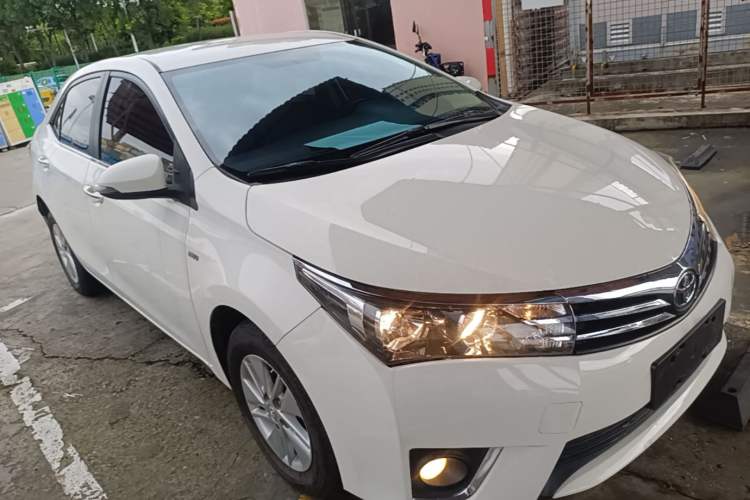 Used Toyota Corolla 2014 1.6L CVT GL Front Right 45 Deg