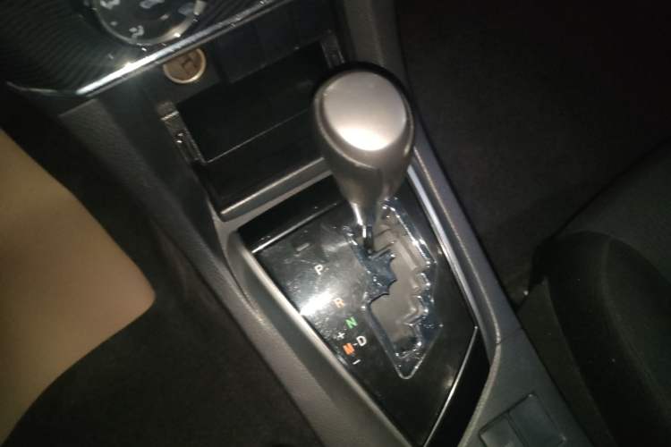 Used Toyota Corolla 2014 1.6L CVT GL-i Gear Lever