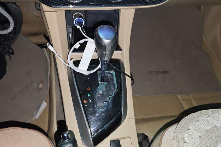 Used Toyota Corolla 2014 1.6L CVT GL-i Gear Lever