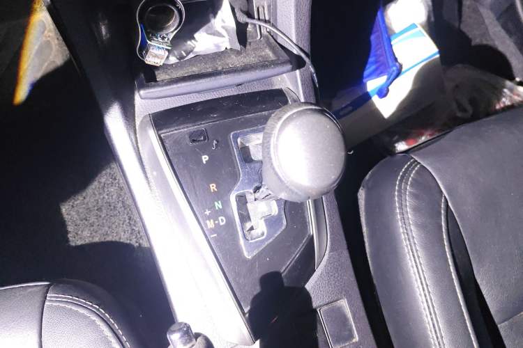 Used Toyota Corolla 2014 1.6L CVT GL-i Leather Edition Gear Lever
