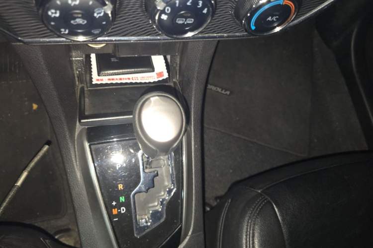 Used Toyota Corolla 2014 1.6L CVT GL-i Gear Lever