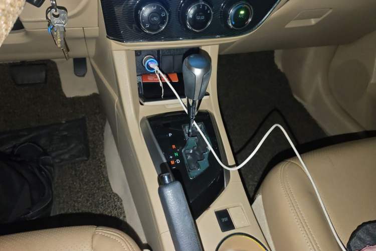 Used Toyota Corolla 2014 1.6L CVT GL-i Gear Lever
