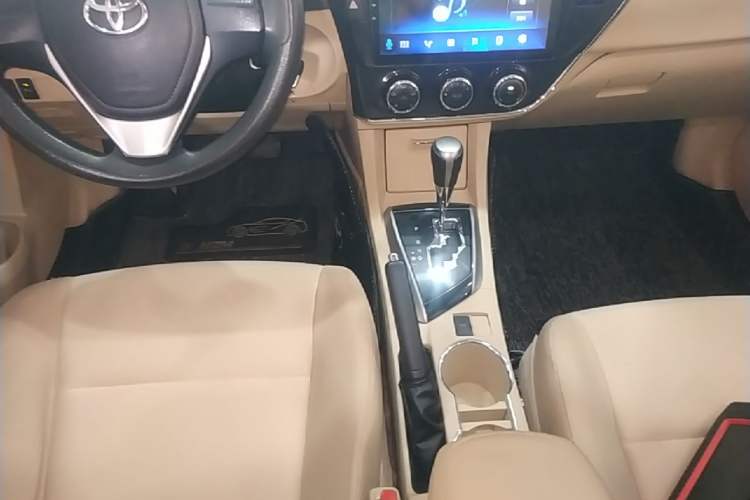 Used Toyota Corolla 2014 1.6L CVT GL-i Gear Lever
