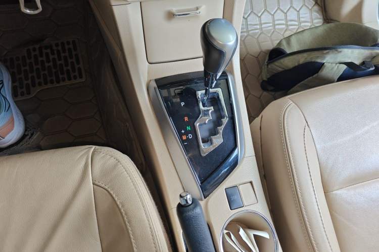 Used Toyota Corolla 2014 1.6L CVT GL-i Leather Edition Gear Lever