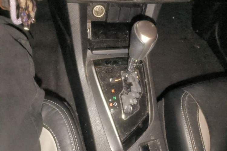 Used Toyota Corolla 2014 1.6L CVT GL-i Leather Edition Gear Lever