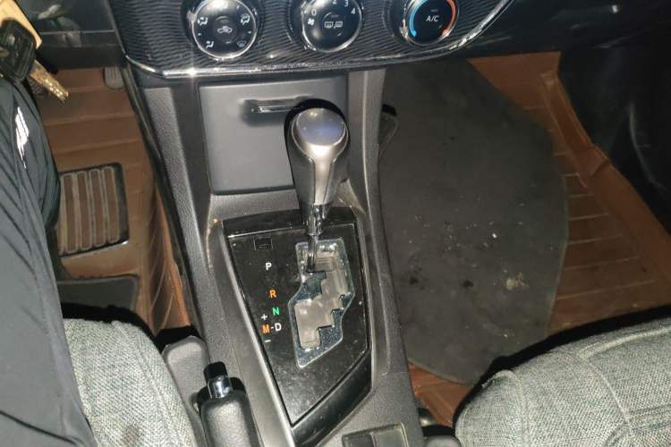Used Toyota Corolla 2014 1.6L CVT GL-i Gear Lever