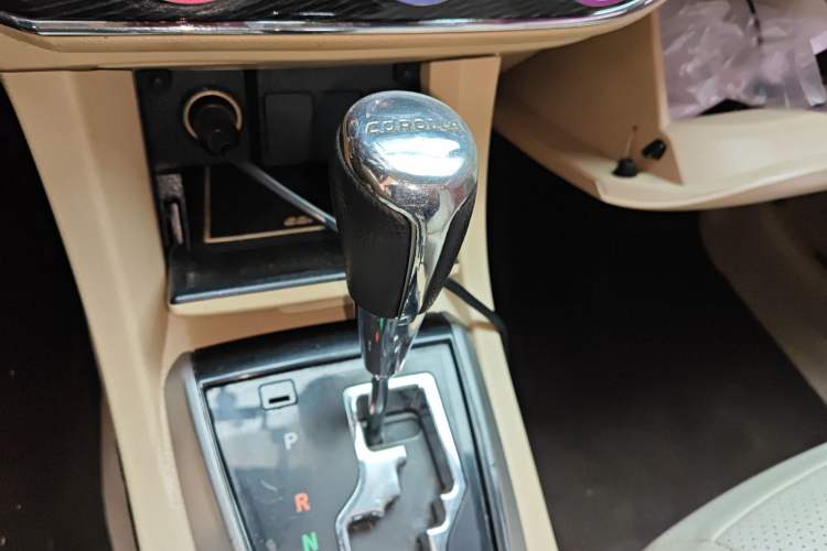 Used Toyota Corolla 2014 1.6L CVT GL-i Gear Lever
