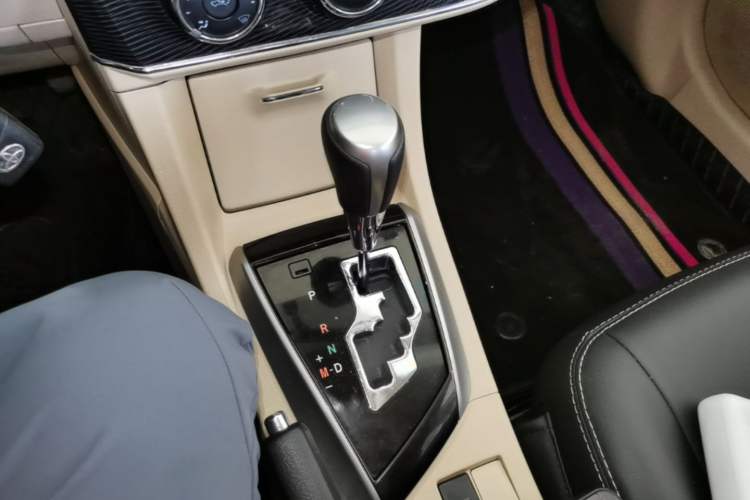 Used Toyota Corolla 2014 1.6L CVT GL-i Gear Lever