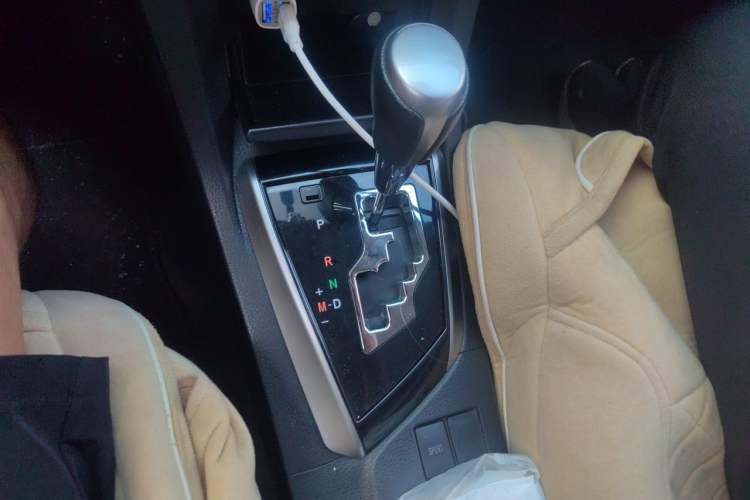 Used Toyota Corolla 2014 1.6L CVT GL-i Gear Lever