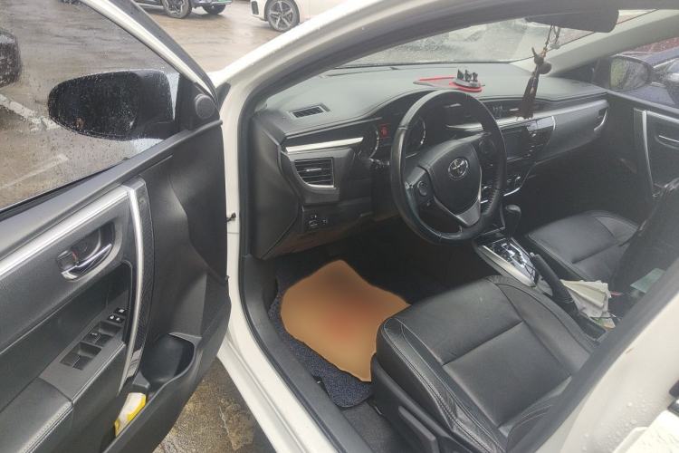 Used Toyota Corolla 2014 1.6L CVT GLX-i Interior 3