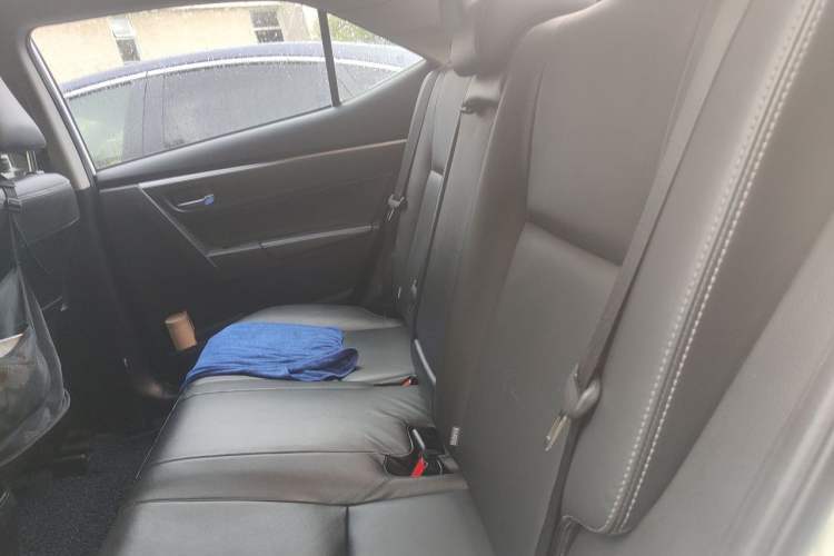 Used Toyota Corolla 2014 1.6L CVT GLX-i Interior 4