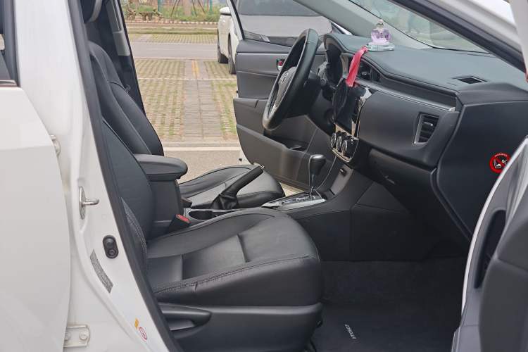 Used Toyota Corolla 2014 1.6L CVT GL-i Leather Edition Interior 4