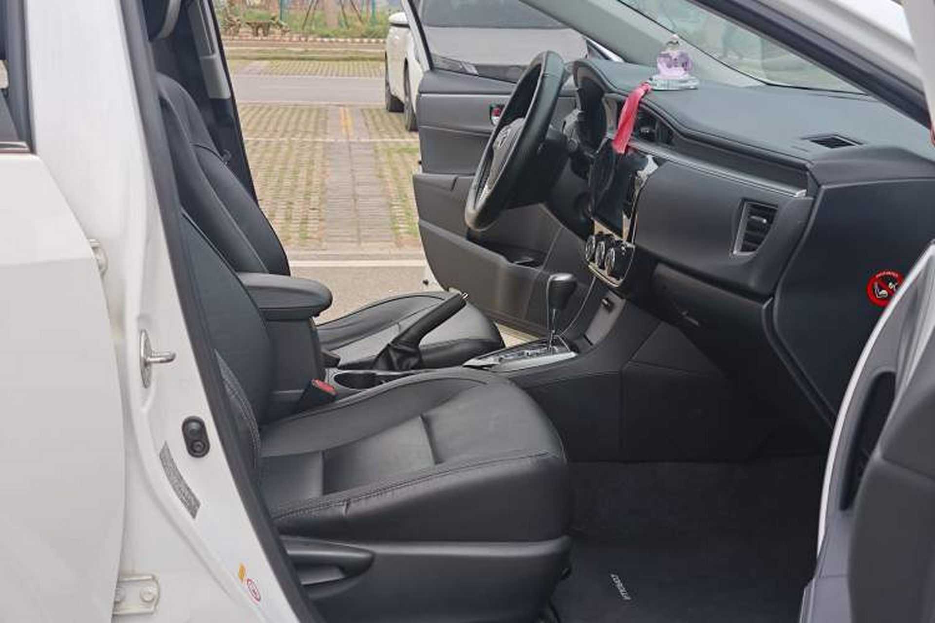 Used Toyota Corolla 2014 1.6L CVT GL-i Leather Edition Interior 4