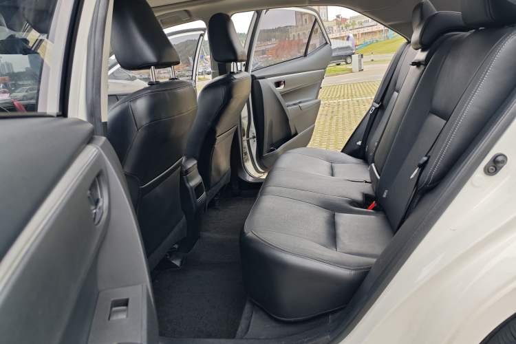 Used Toyota Corolla 2014 1.6L CVT GL-i Leather Edition Interior 5