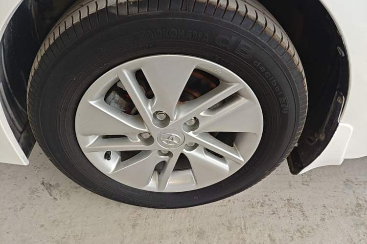 Used Toyota Corolla 2014 1.6L CVT GL-i Left Front Wheel Hub