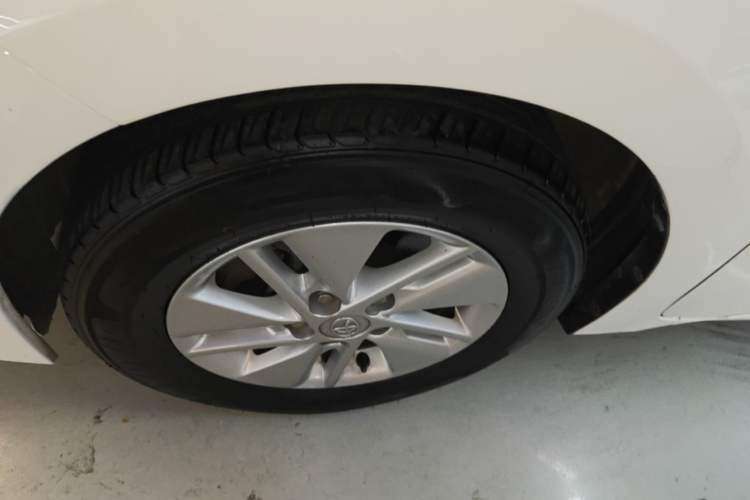 Used Toyota Corolla 2014 1.6L CVT GL-i Left Front Wheel Hub