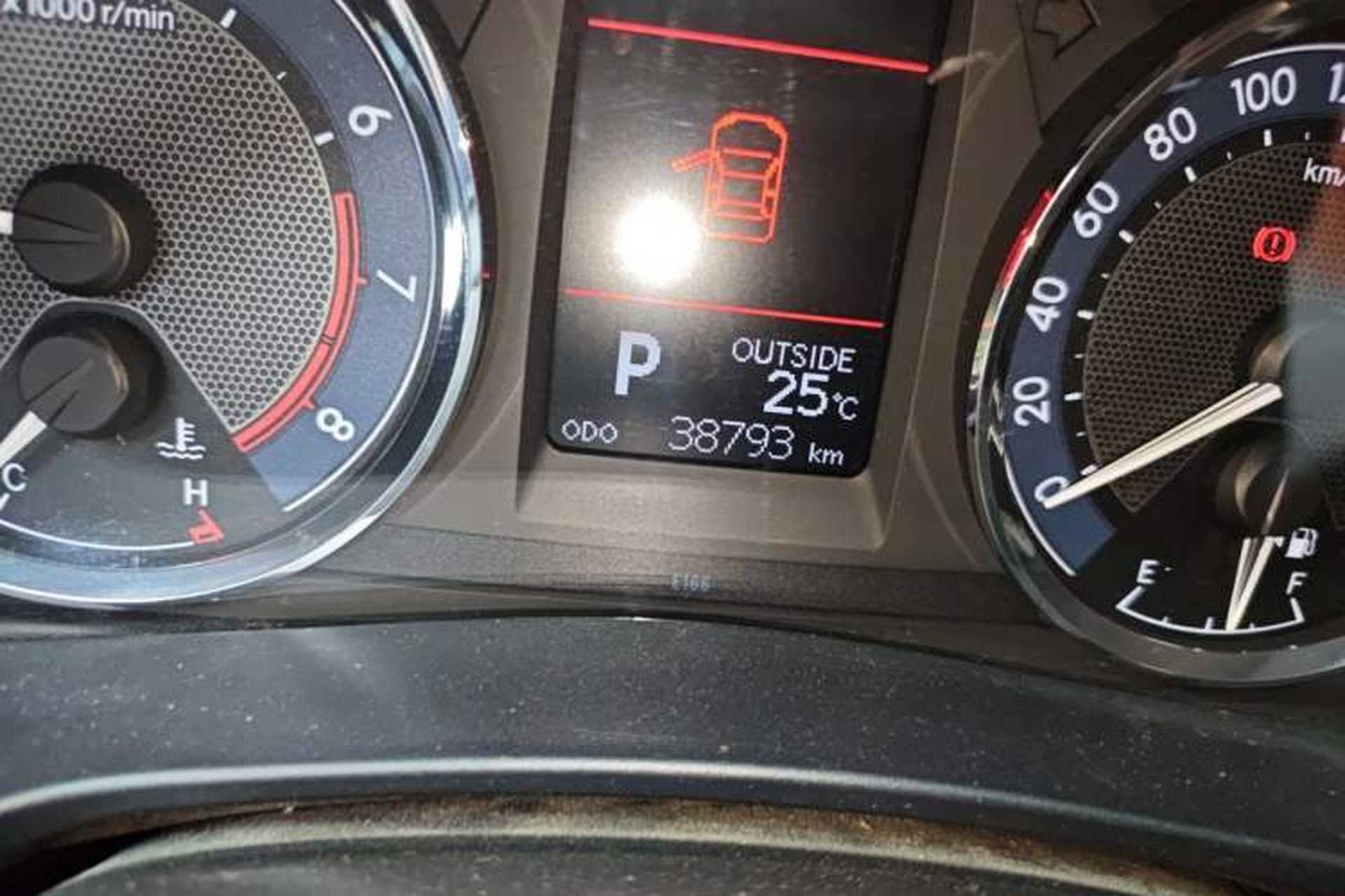 Used Toyota Corolla 2014 1.6L CVT GL-i Odometer Close Up