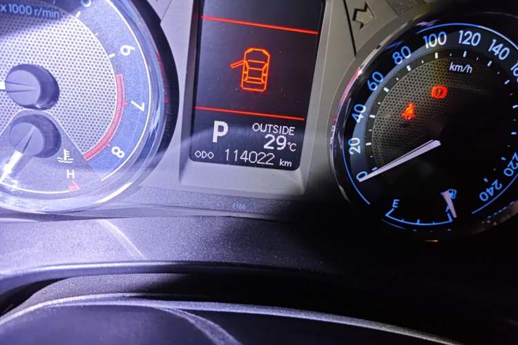 Used Toyota Corolla 2014 1.6L CVT GL-i Leather Edition Odometer Close Up