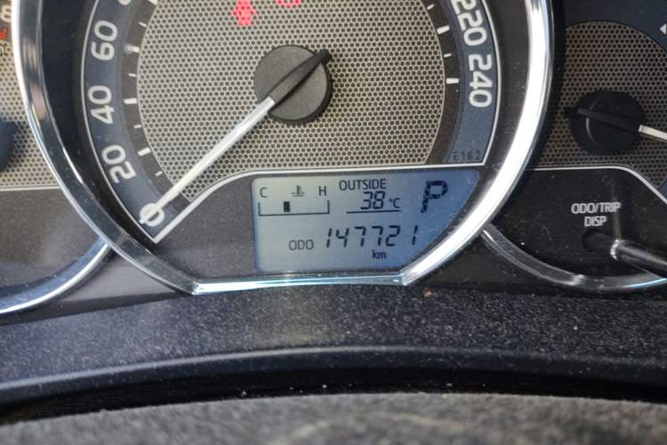 Used Toyota Corolla 2014 1.6L CVT GL Odometer Close Up