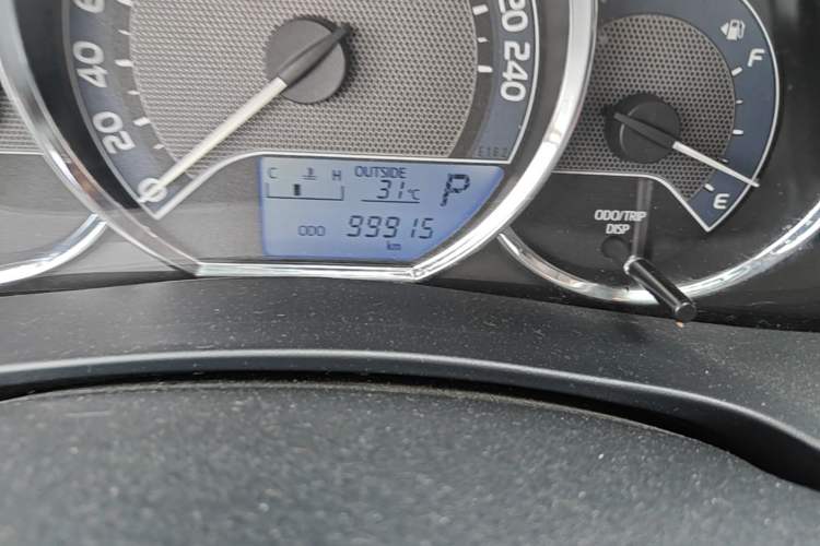 Used Toyota Corolla 2014 1.6L CVT GL Odometer Close Up