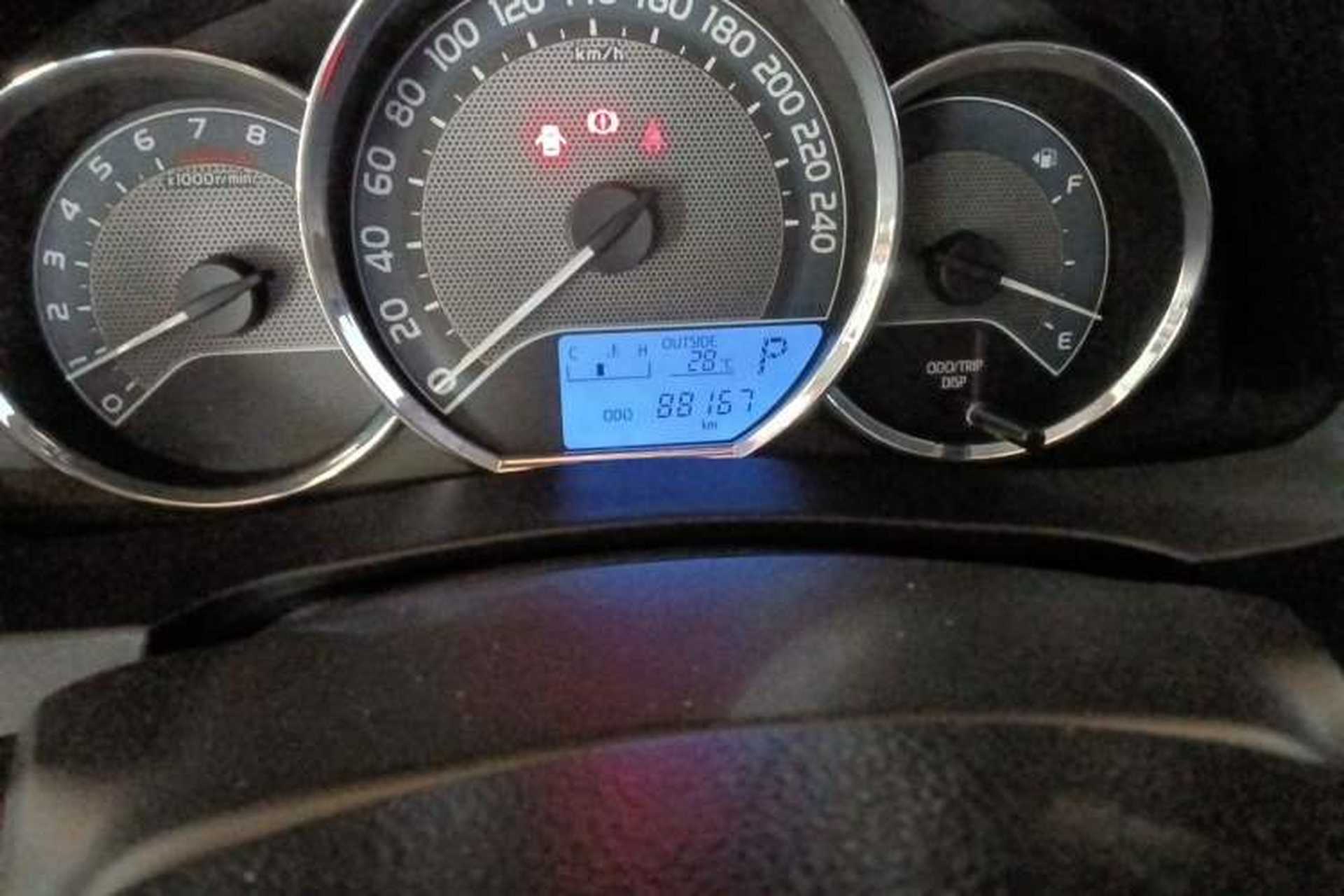 Used Toyota Corolla 2014 1.6L CVT GL Odometer Close Up