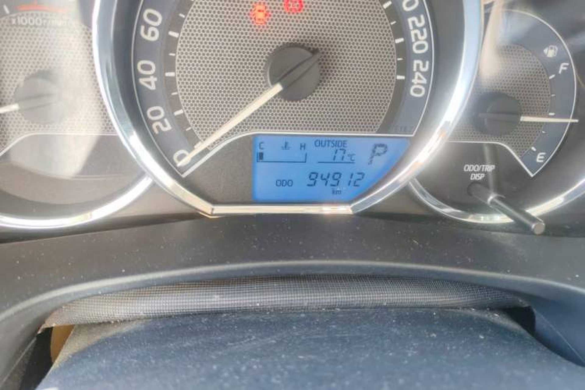 Used Toyota Corolla 2014 1.6L CVT GL Odometer Close Up