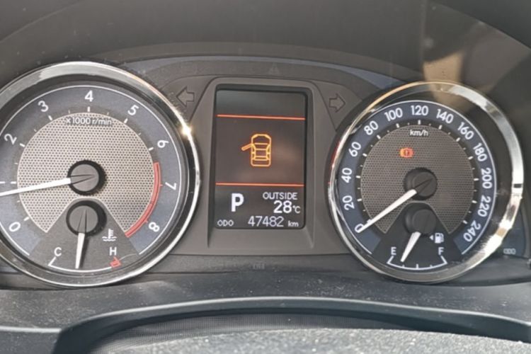 Used Toyota Corolla 2014 1.6L CVT GL-i Odometer Close Up