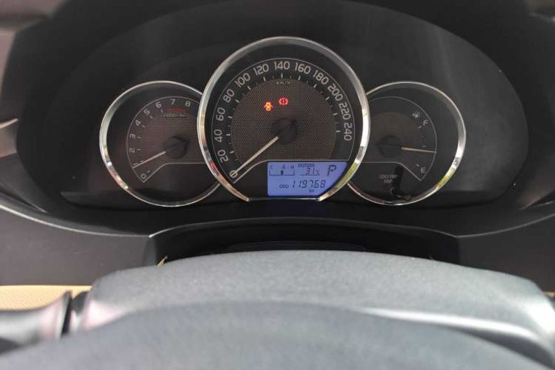 Used Toyota Corolla 2014 1.6L CVT GL Odometer Close Up
