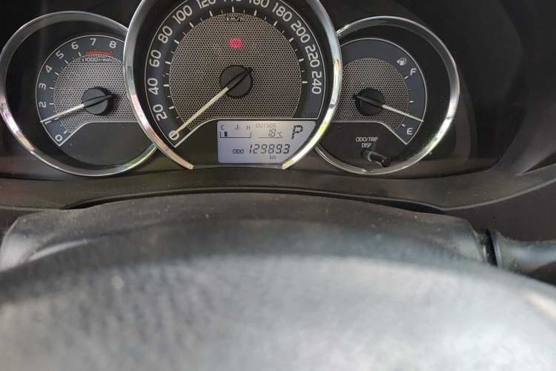 Used Toyota Corolla 2014 1.6L CVT GL Odometer Close Up