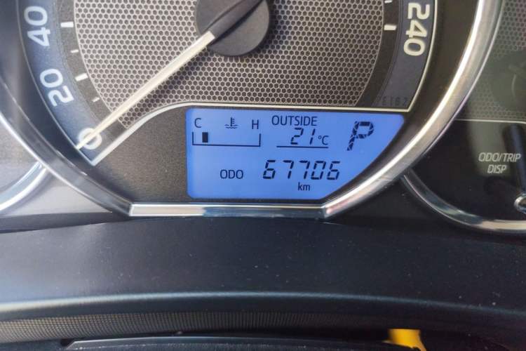 Used Toyota Corolla 2014 1.6L CVT GL Odometer Close Up