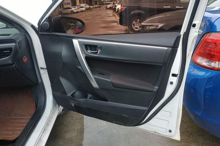 Used Toyota Corolla 2014 1.6L CVT GL Right Front Door Interior