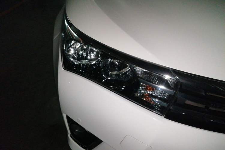 Used Toyota Corolla 2014 1.6L CVT GL-i Right Front Headlight