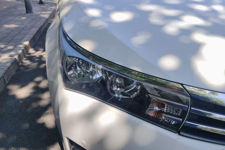Used Toyota Corolla 2014 1.6L CVT GL-i Right Front Headlight