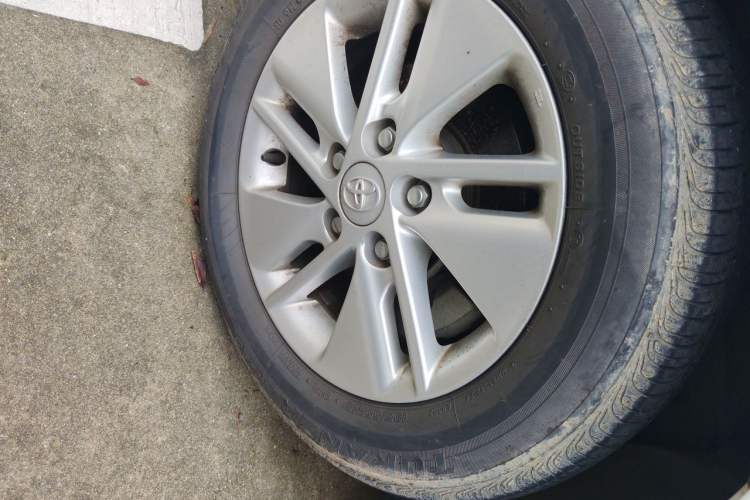 Used Toyota Corolla 2014 1.6L CVT GL Right Front Wheel Hub